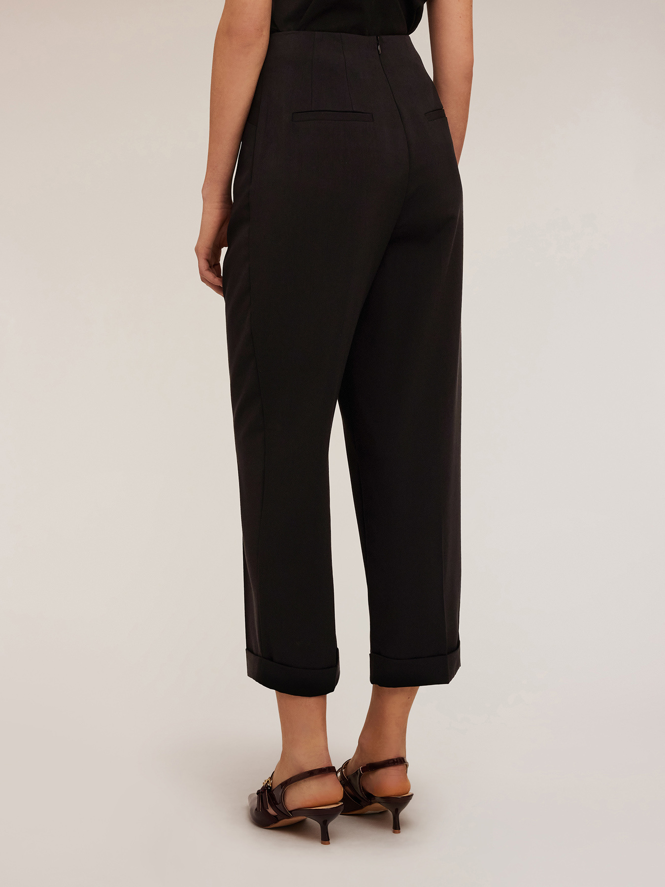 Pantal&oacute;n corte zanahoria con vuelta image number 1