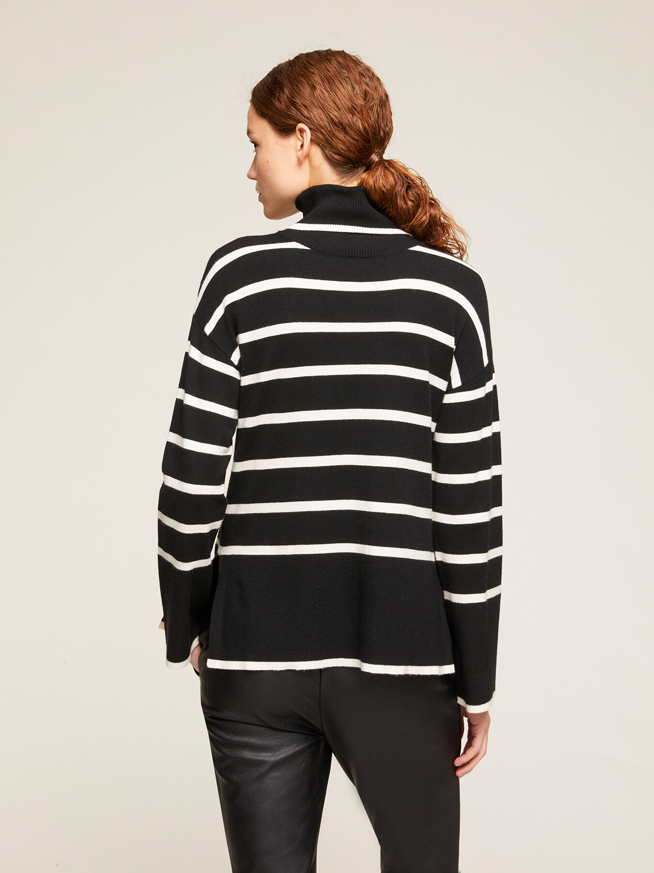 Dolcevita boxy in maglia a righe image number 1