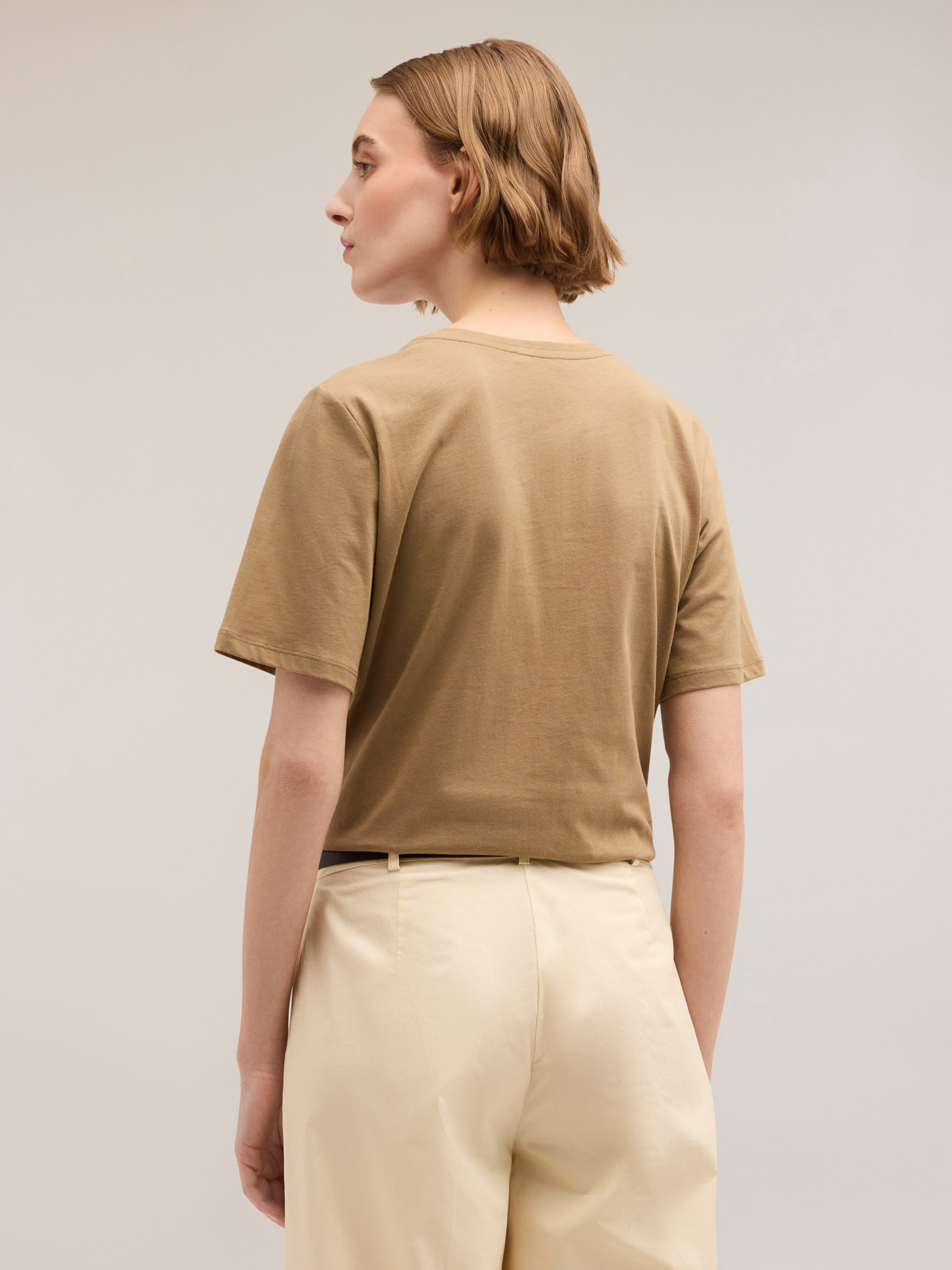 Camiseta con broche en forma de mariposa image number 1