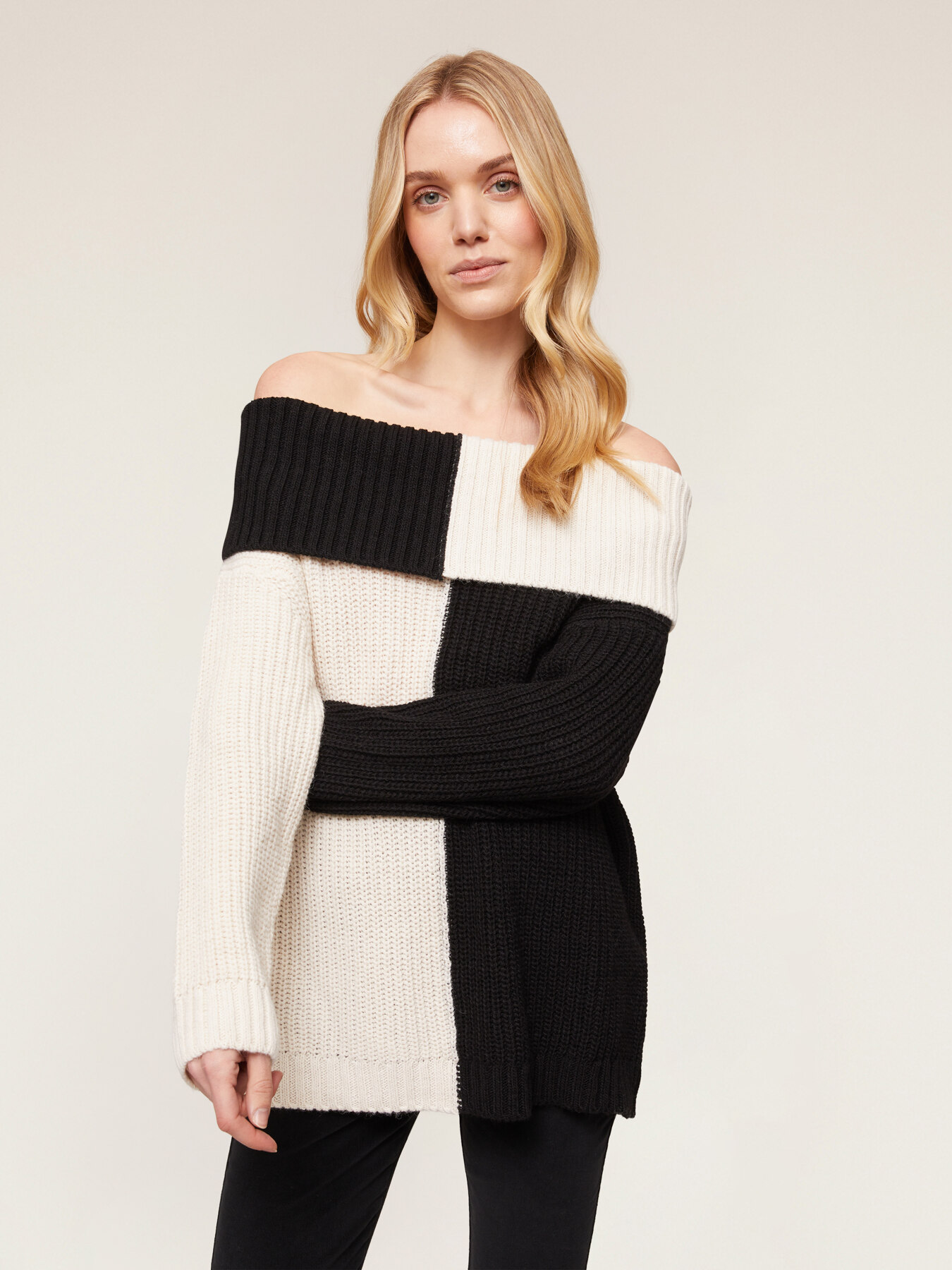 Zweifarbiger Pullover mit weitem Kragen image number 2