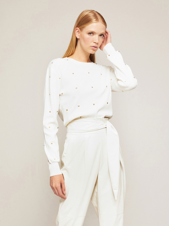 Pullover mit rundem Ausschnitt und Nieten