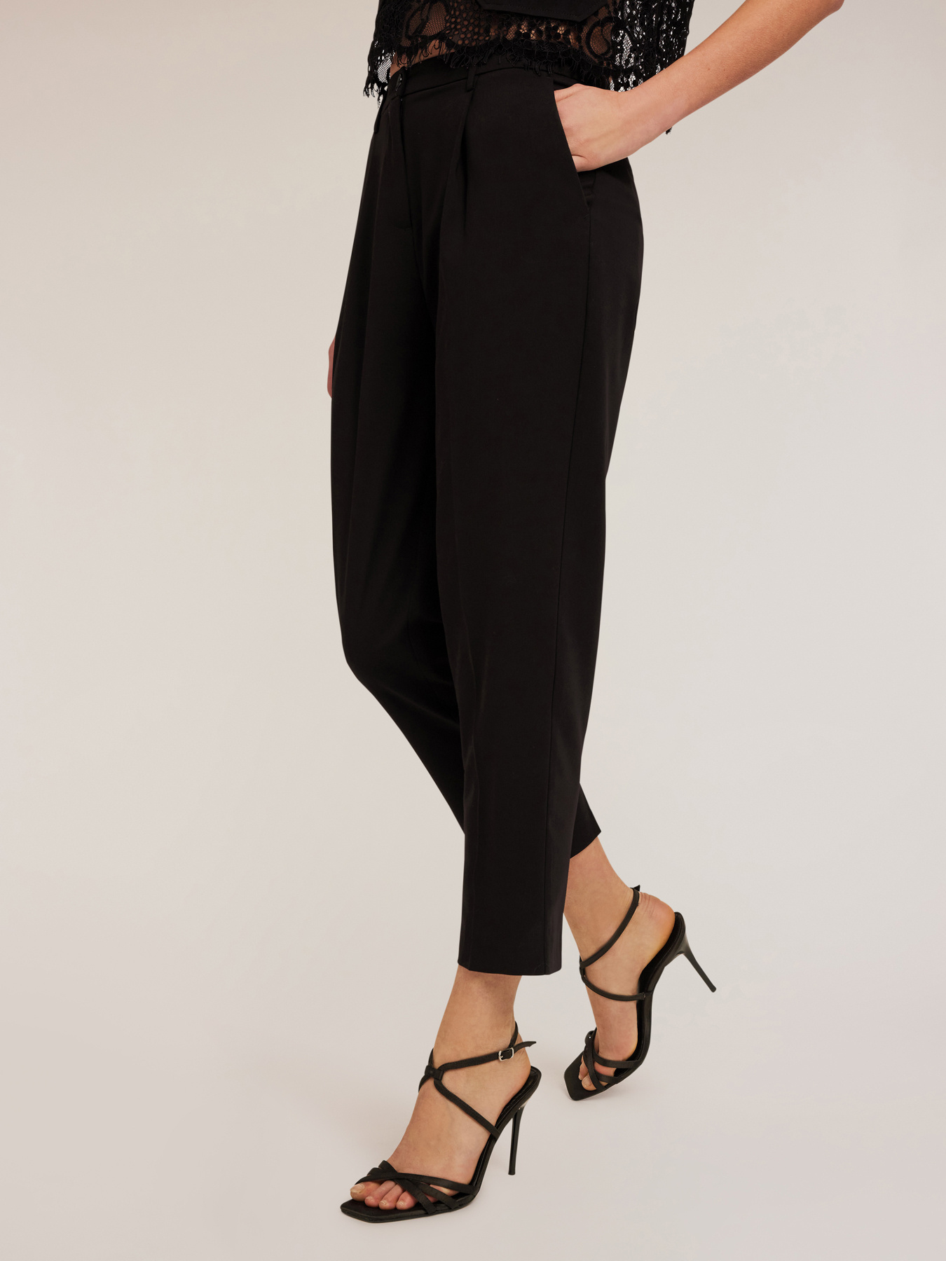 Pantal&oacute;n con pliegues image number 2