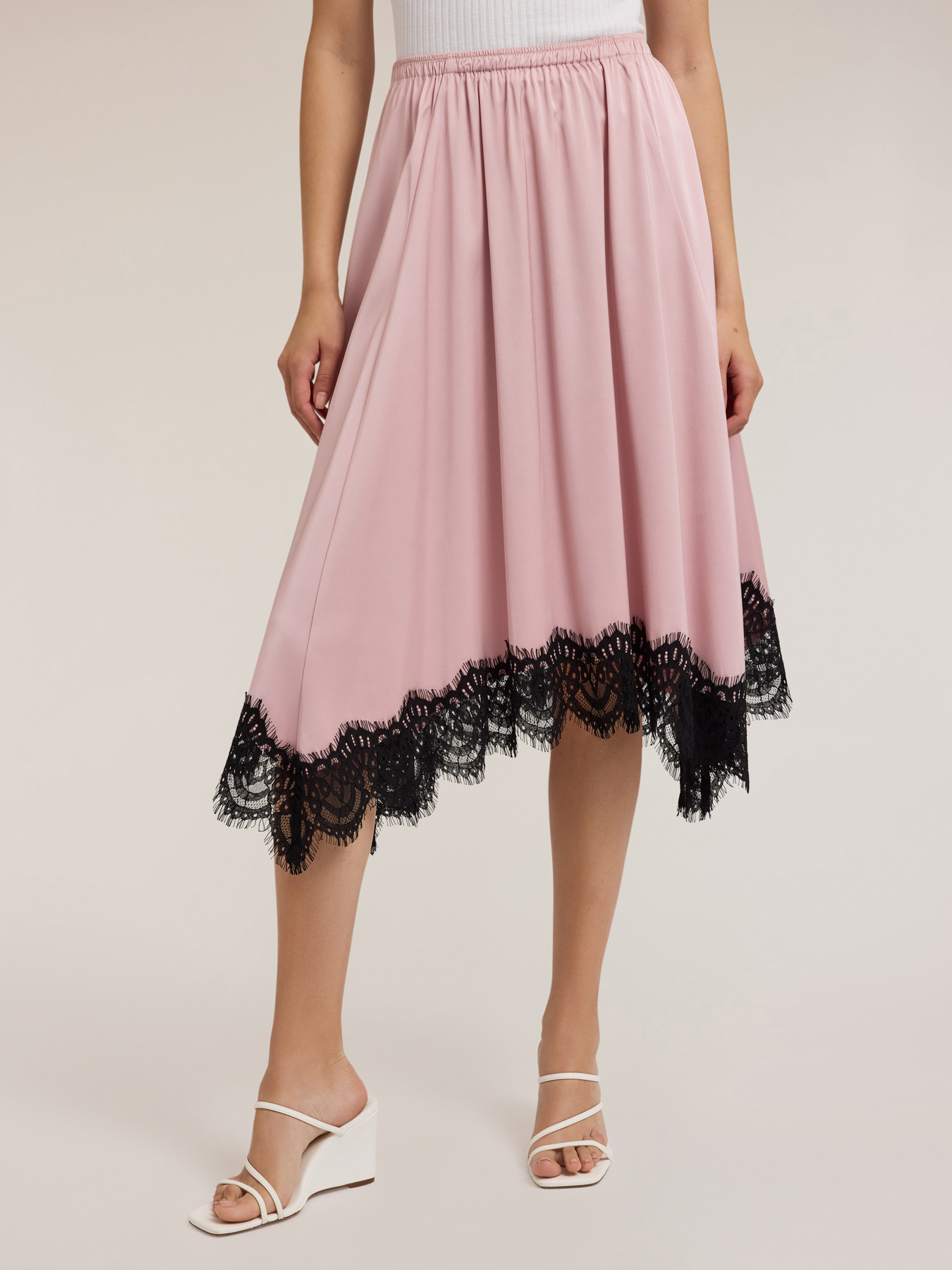 Falda de raso con borde de encaje image number 2
