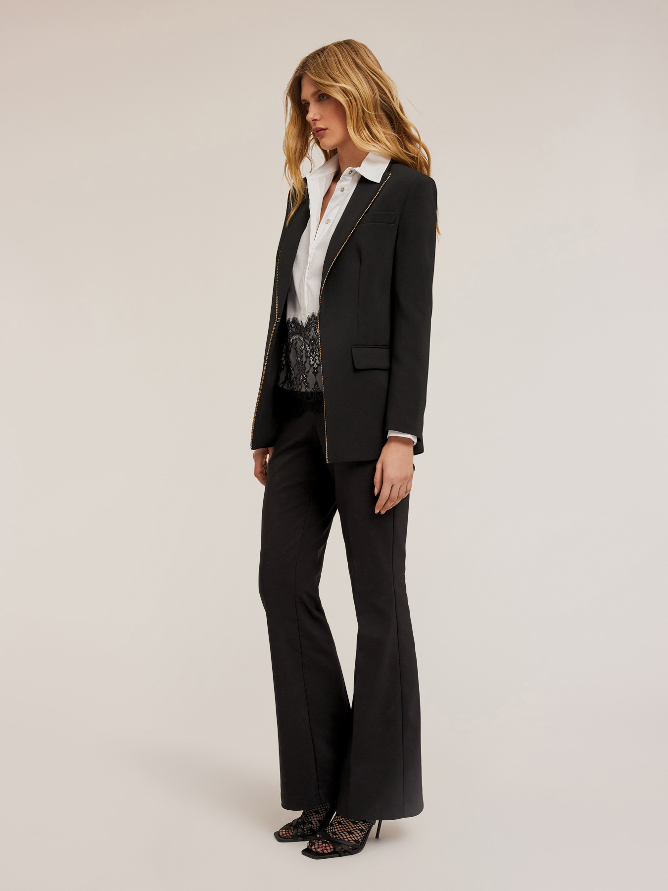 Jacke aus Kreppstoff mit Metallketten-Detail image number 3