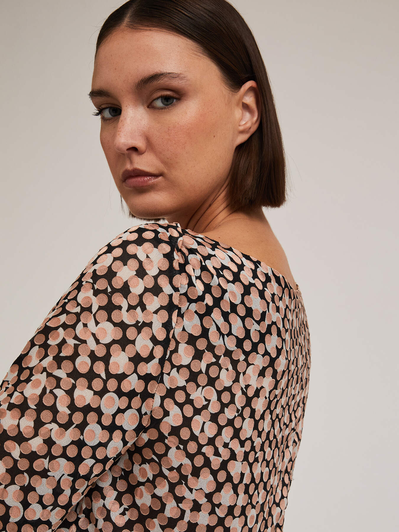 Bluse mit gepunktetem Devor&eacute;-Druck image number 2