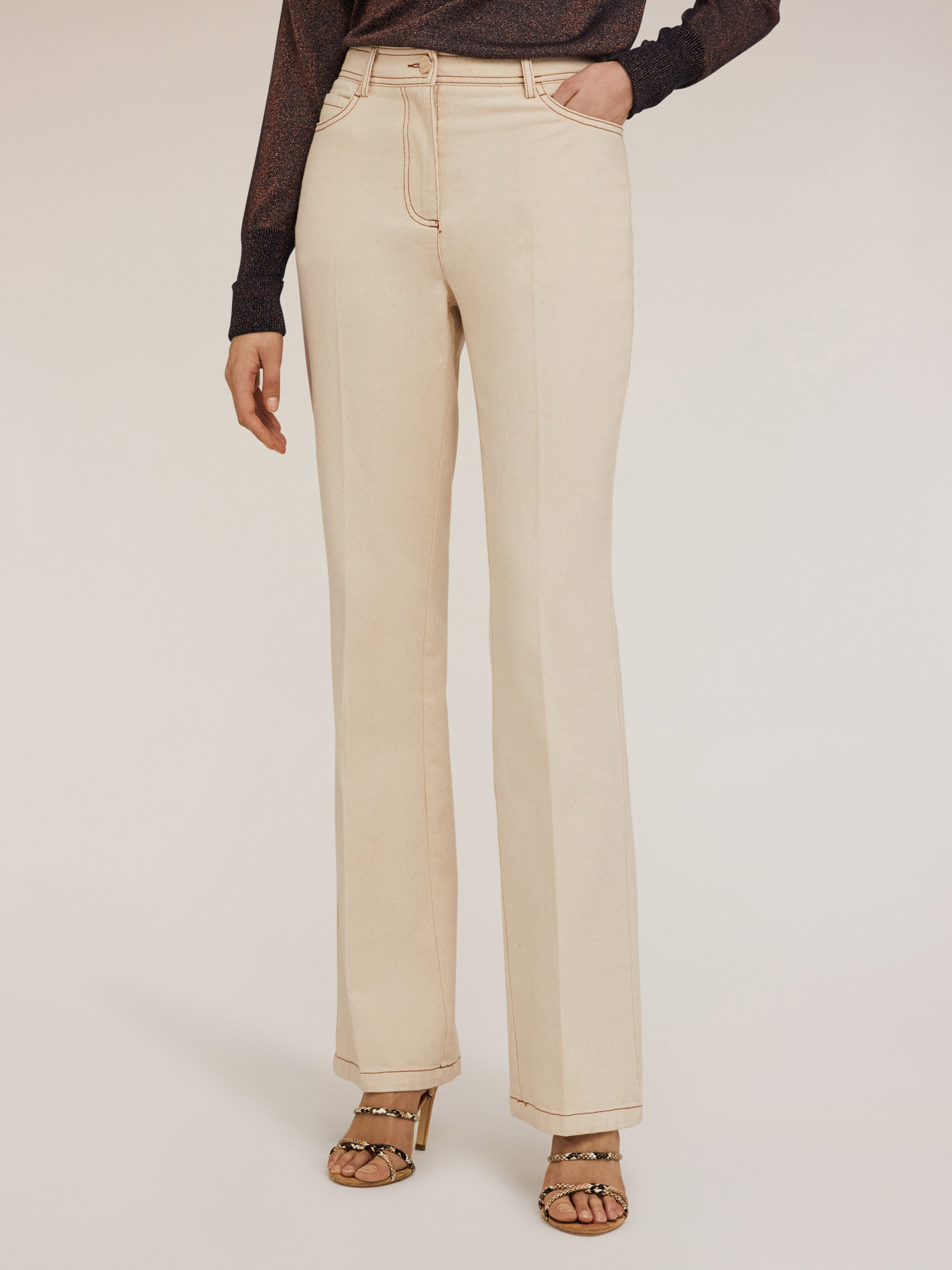 Pantalon flare en drill avec surpiq&ucirc;res contrastantes image number 2