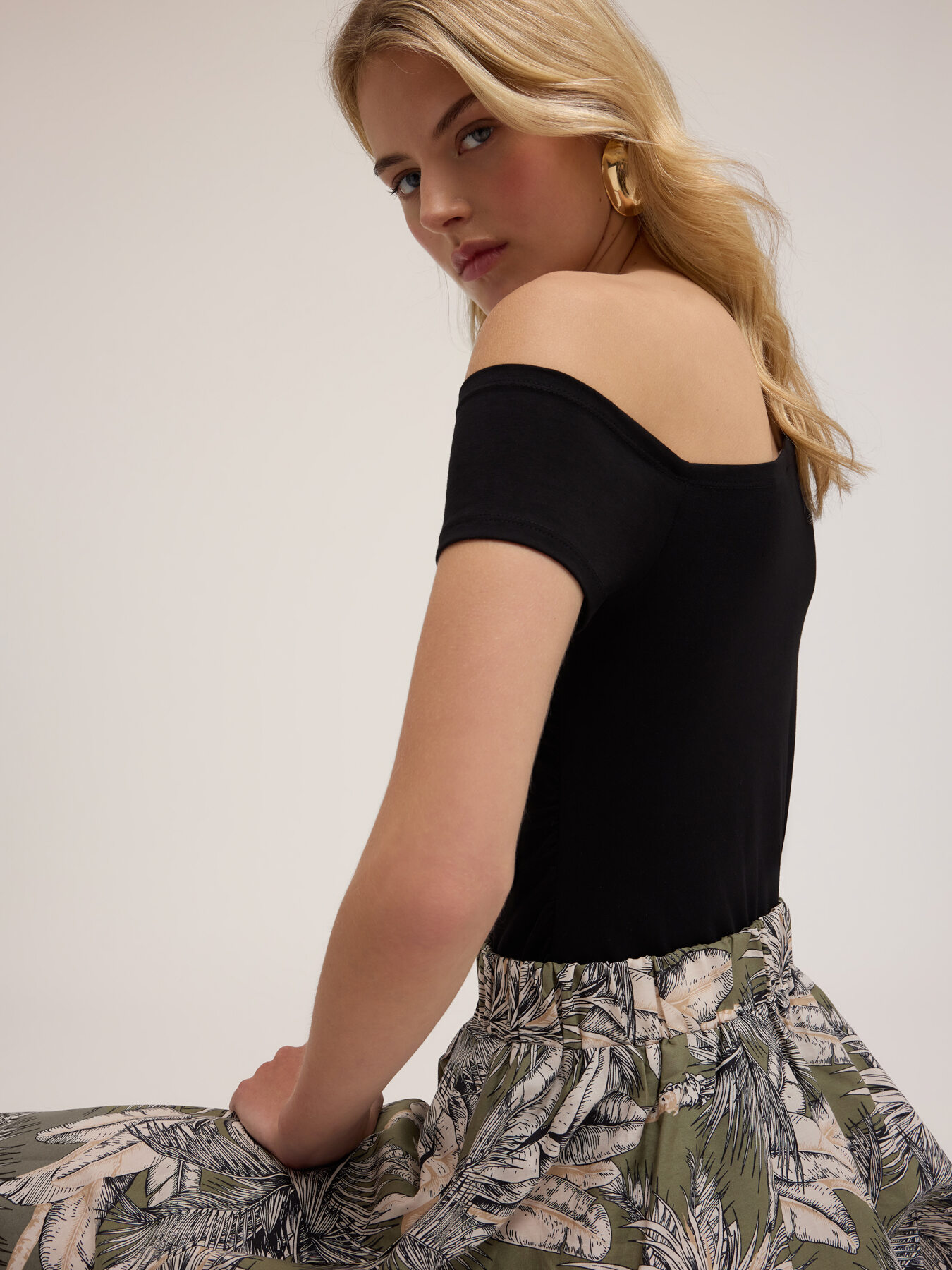 Camiseta con escote asim&eacute;trico image number 3