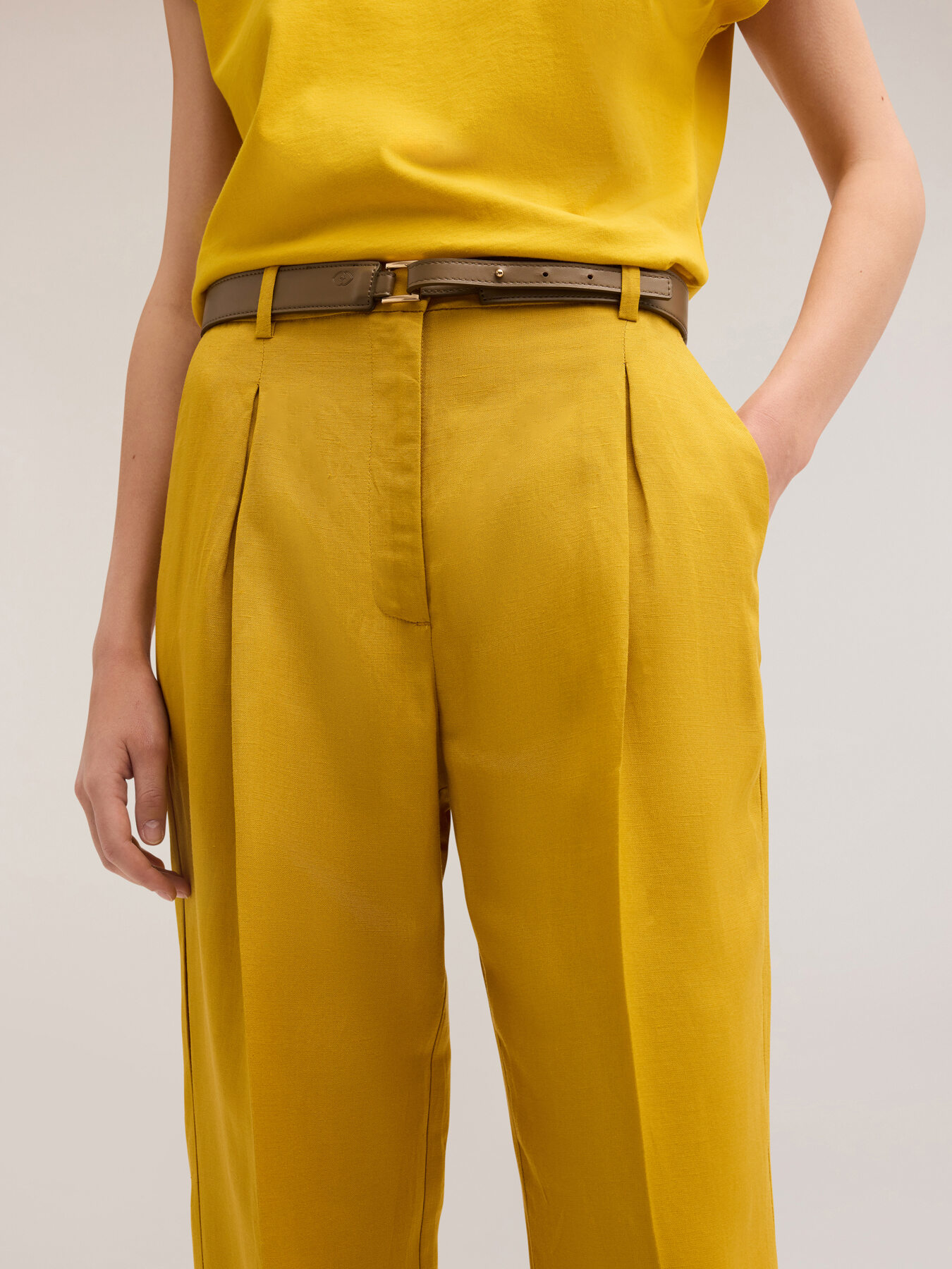 Pantalon large &agrave; plis en lin de viscose image number 3