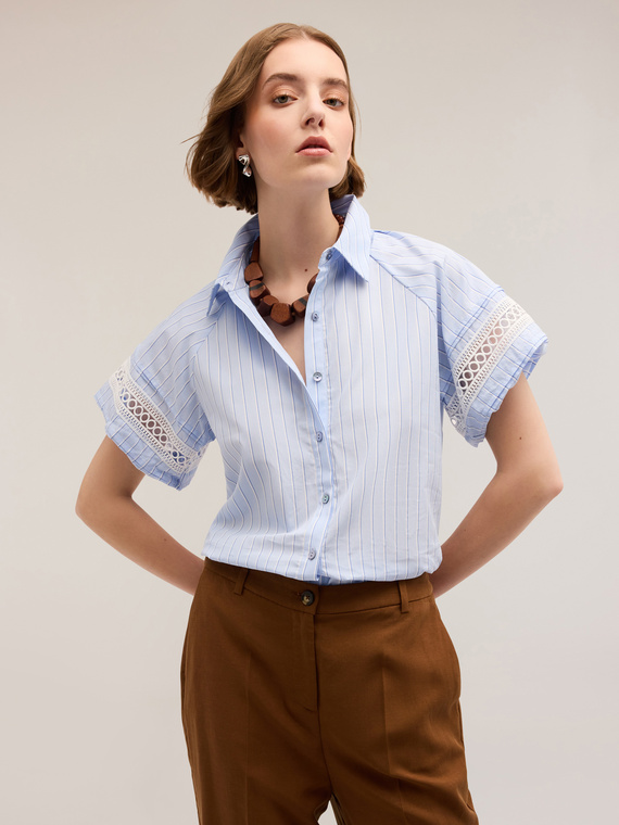 Gestreiftes Hemd mit bestickten &Auml;rmeln