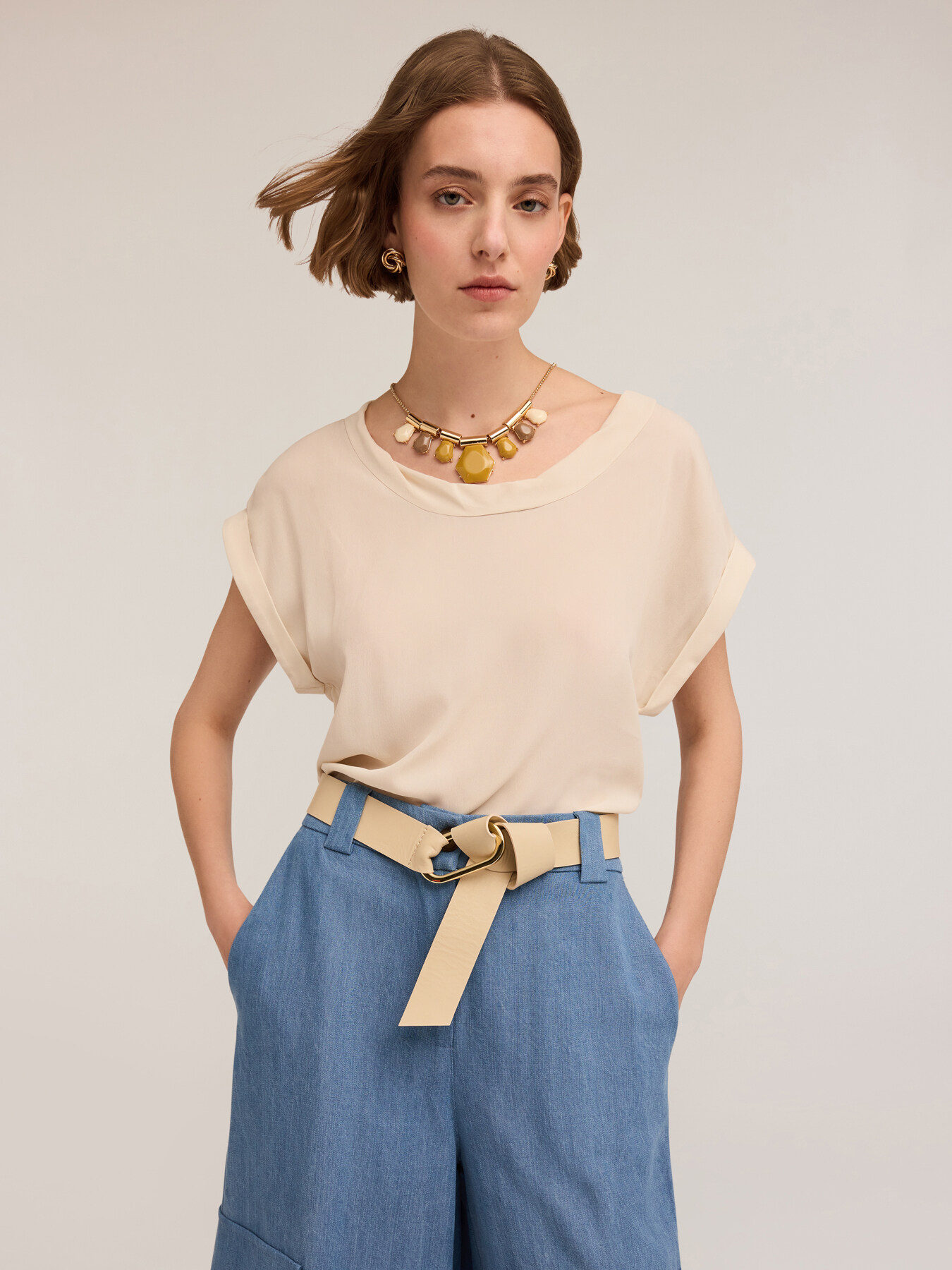 Blusa con borde retorcido image number 0