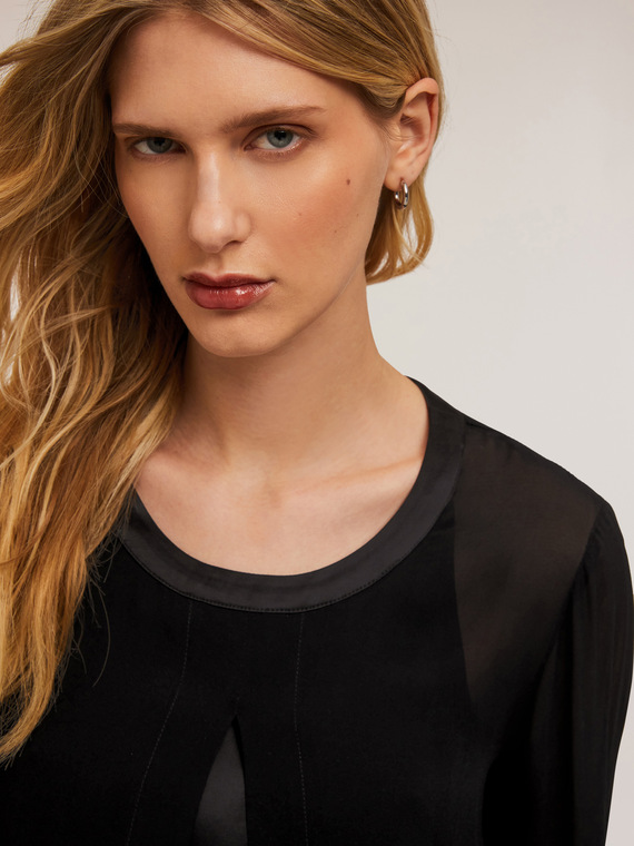 Weich fallende Bluse aus zwei verschiedenen Materialien