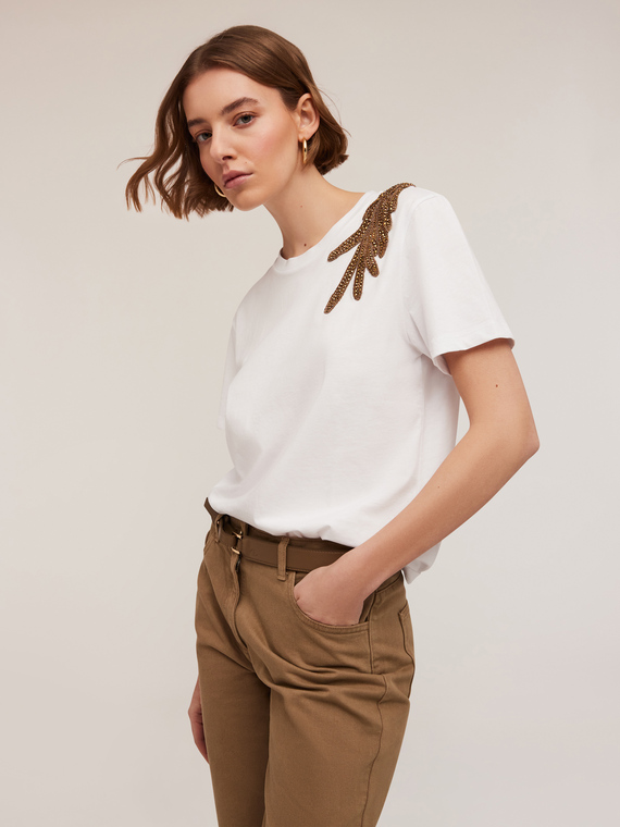 T-shirt con patch ricamato