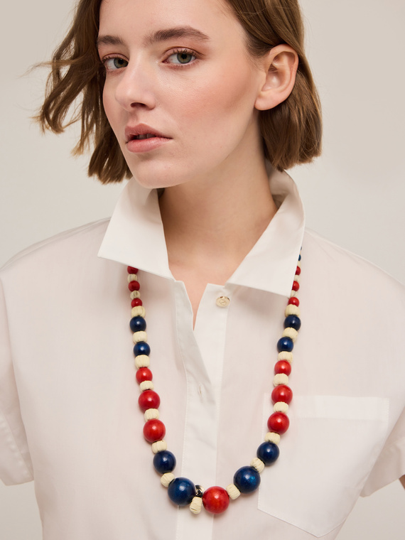 Long necklace with wooden and raffia beads