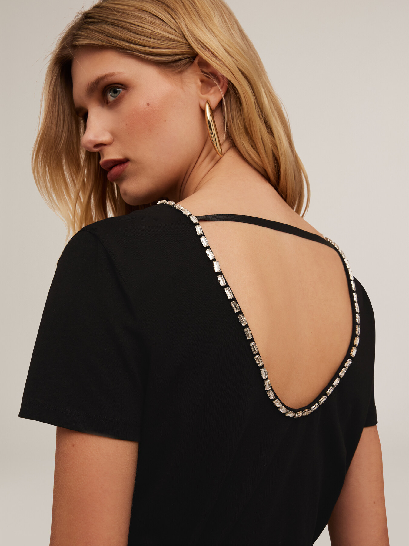 T-shirt con scollatura posteriore e pietre image number 3