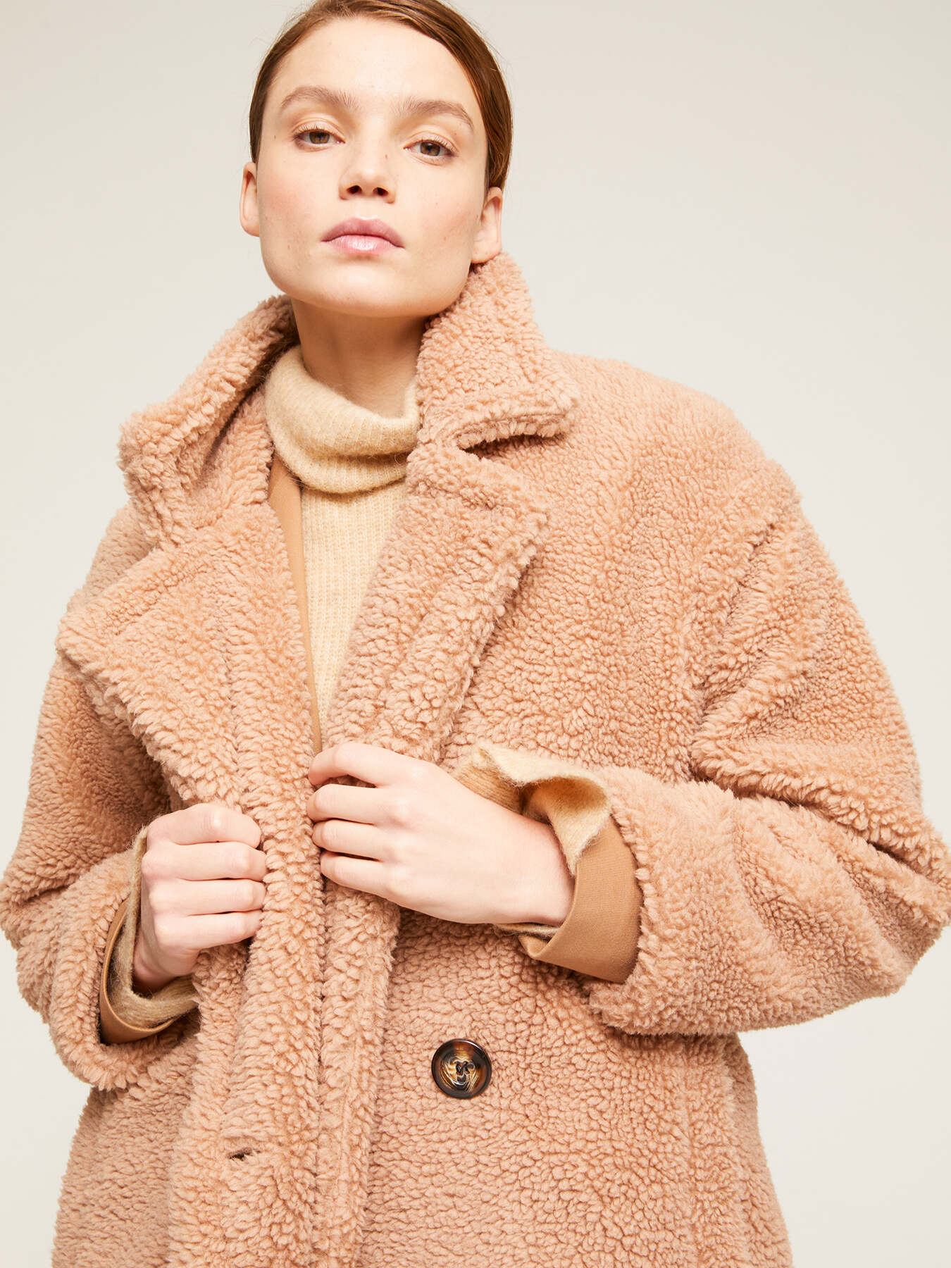 Abrigo de doble botonadura en pa&ntilde;o efecto teddy image number 2