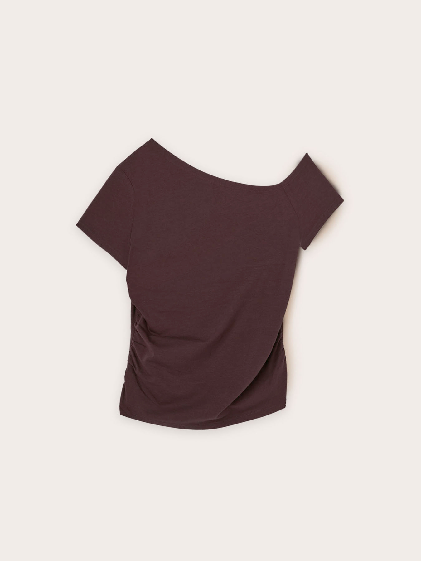 T-shirt con scollo asimmetrico image number 4