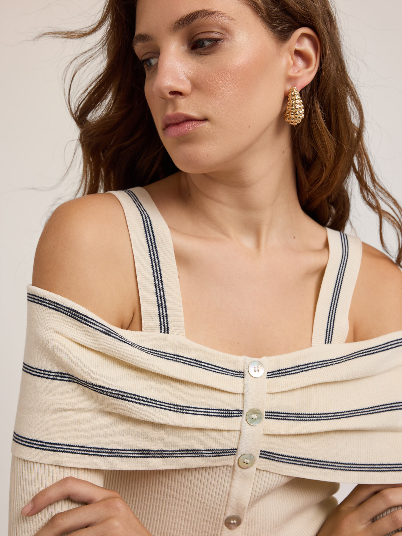 Off-shoulder knit top image number 3