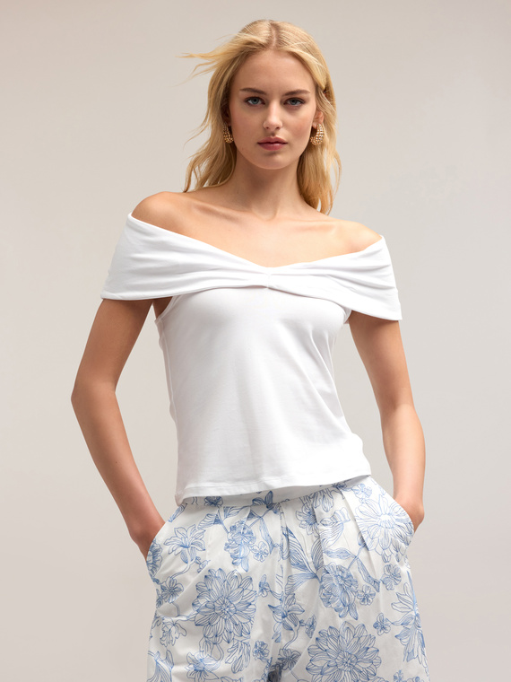 T-shirt off-shoulder