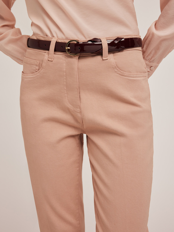 Cintura in vernice con passante ad incrocio