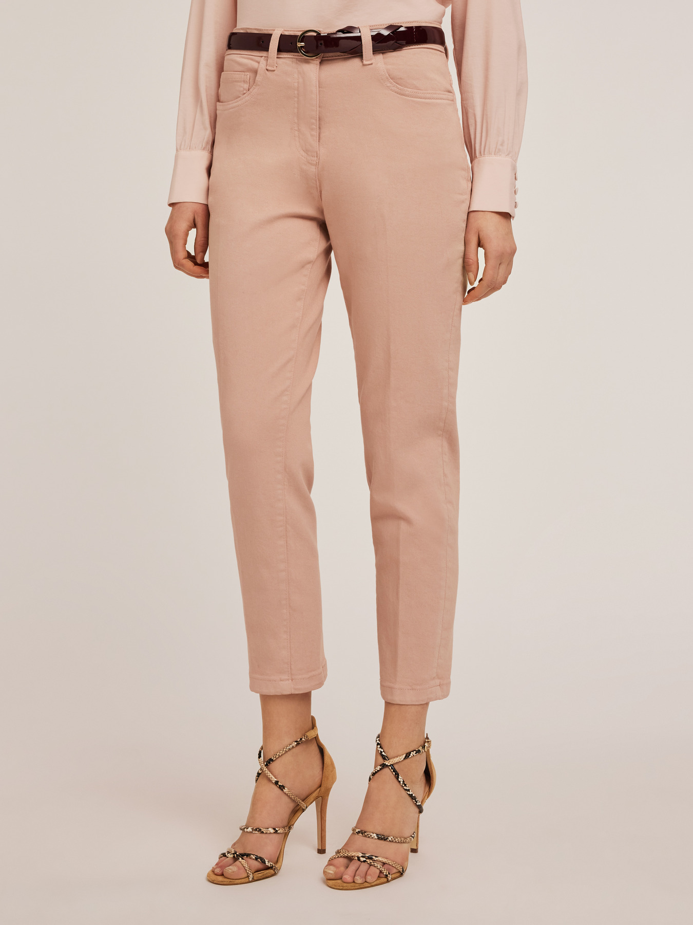 Pantalones modelo Carrot de drill Rianne image number 2