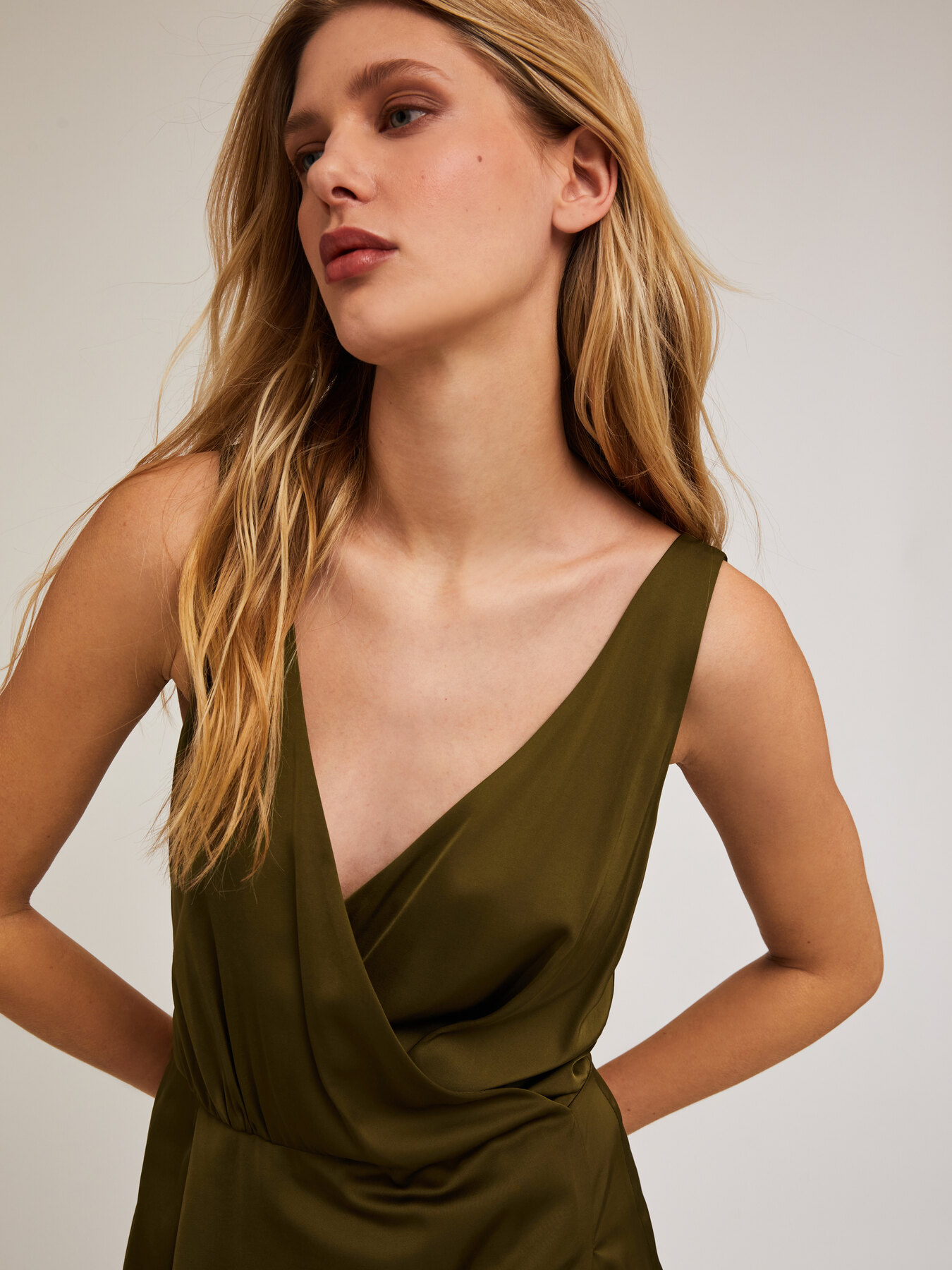 Short satin dress with crossover neckline image number 3