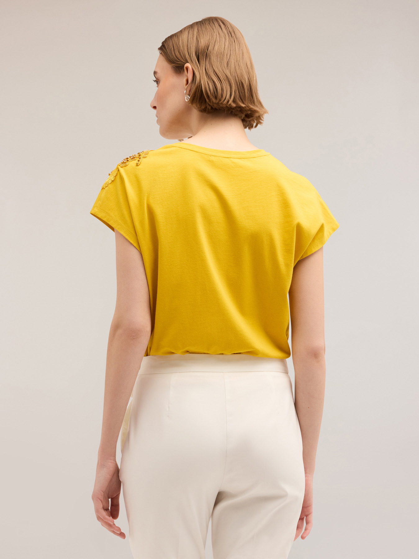 Camiseta con parche bordado image number 1