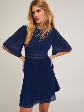 Robe brod&eacute;e avec d&eacute;tails pliss&eacute;s