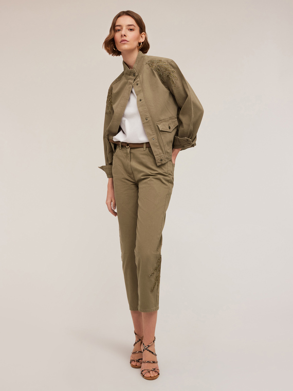 Pantaloni chino con patch ricamato