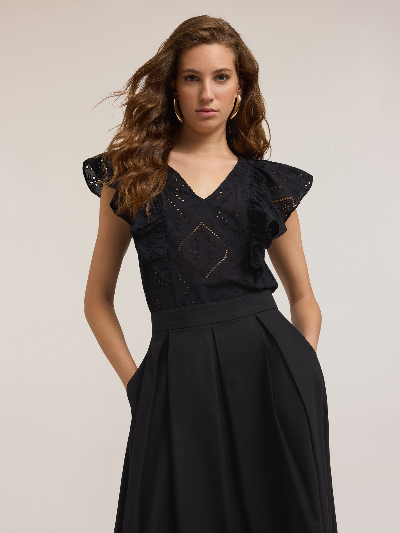 Blusa de encaje ingl&eacute;s con volante image number 0