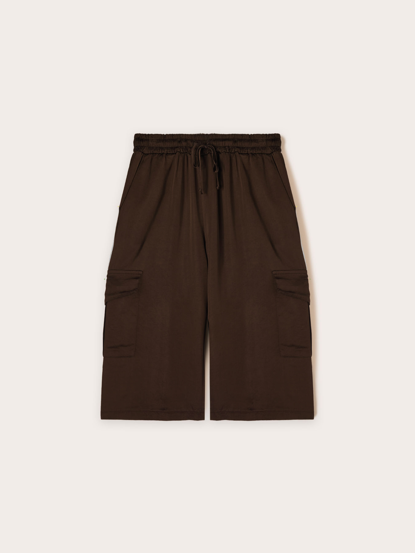 Bermudas con bolsillos cargo image number 4