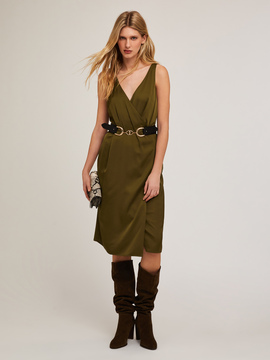 Robe courte en satin avec col crois&eacute;