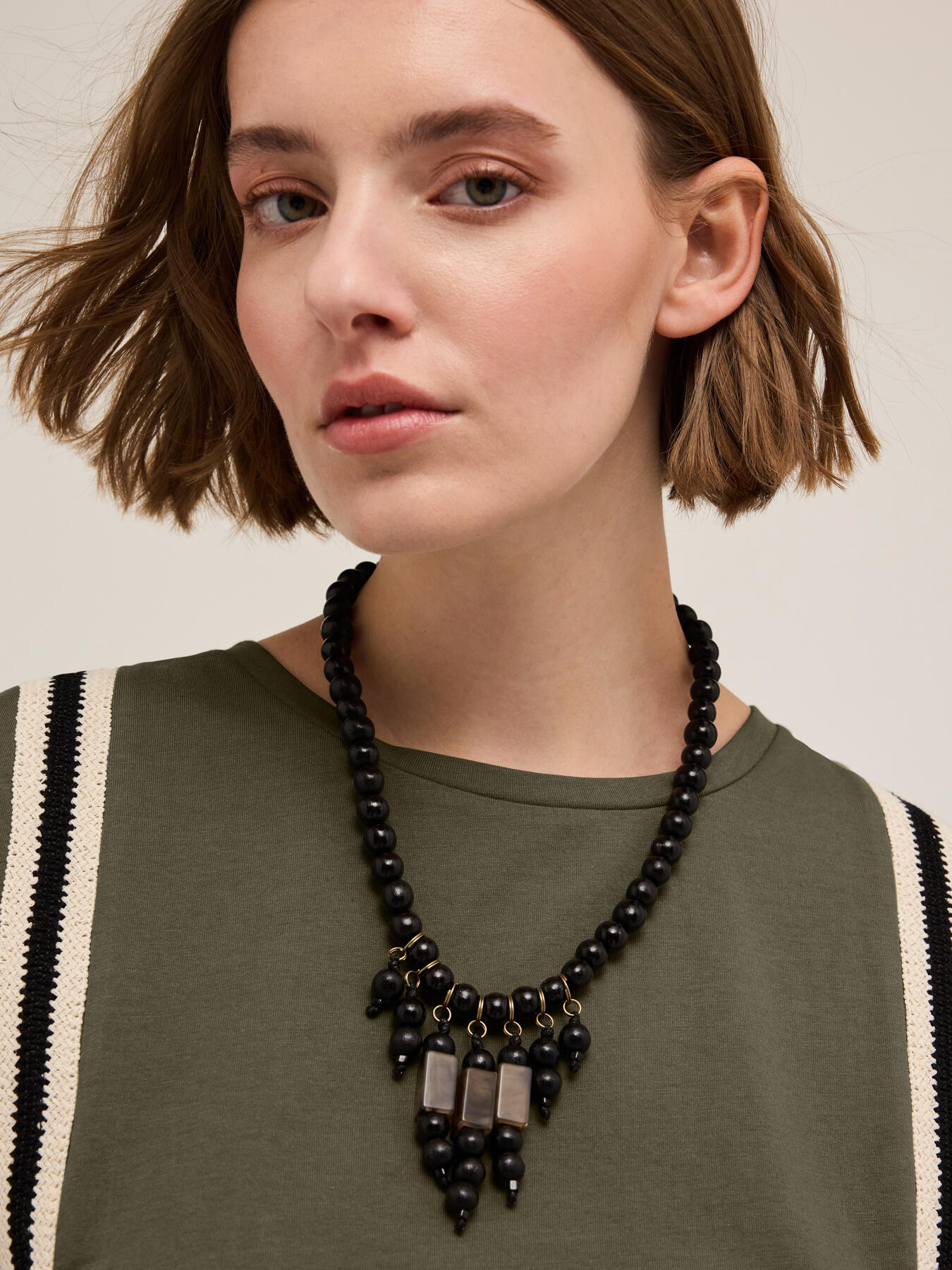 Collana girocollo con perline in legno e pendenti image number 0