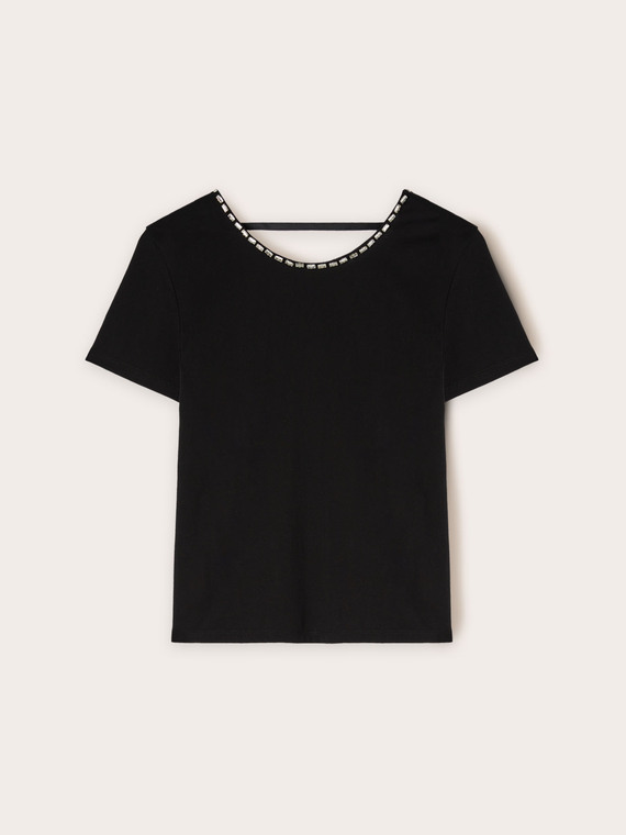 Camiseta con escote en la espalda y piedras