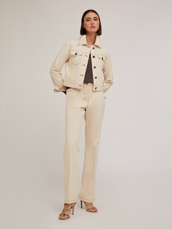 Pantaloni flare in drill con impunture a contrasto