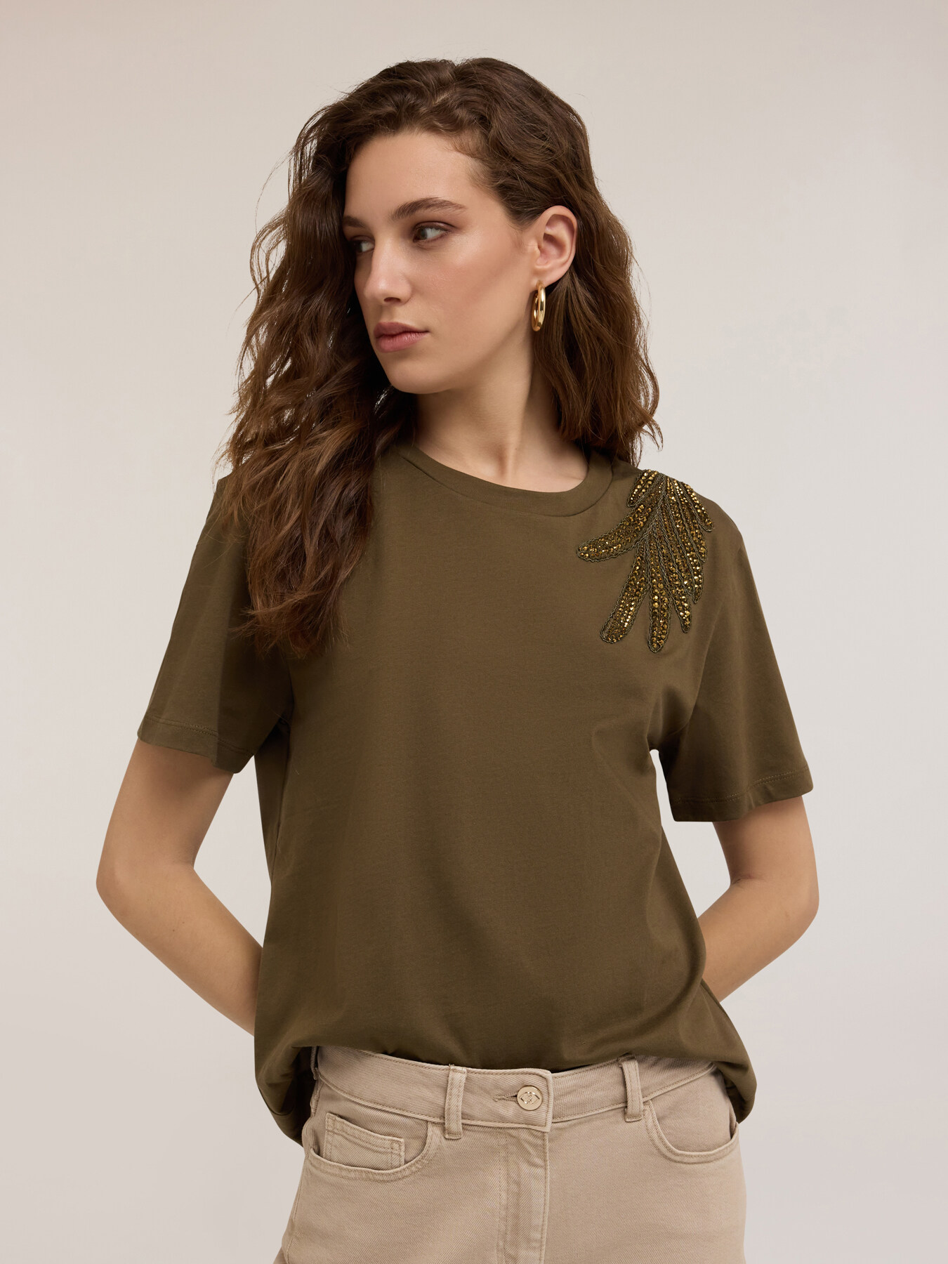 T-shirt con patch ricamato image number 2