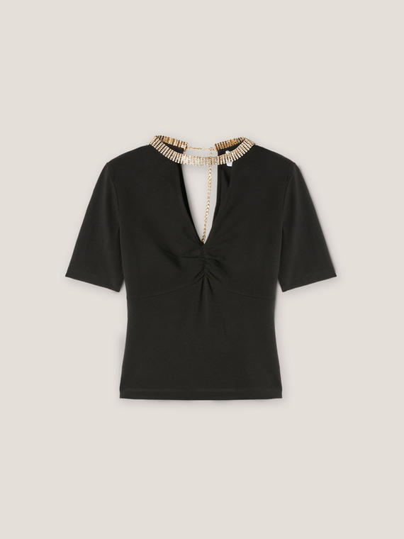 T-shirt con arricci e collana di strass