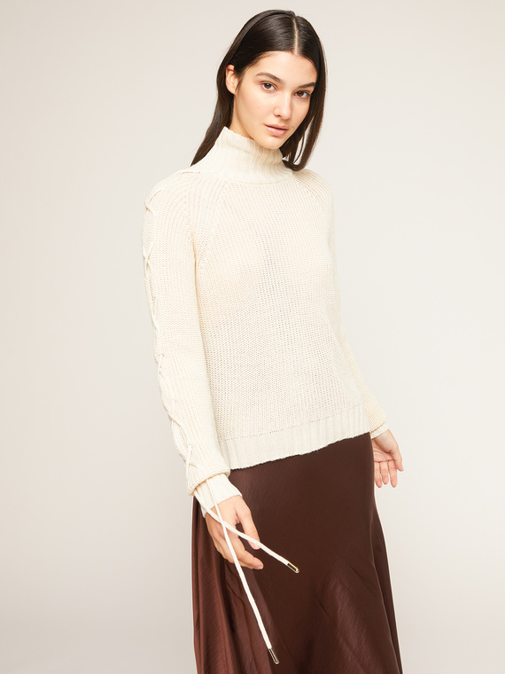 Rollkragenpullover mit Flechtwerk auf den &Auml;rmeln