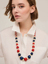 Collar largo con cuentas de madera y rafia image number 0