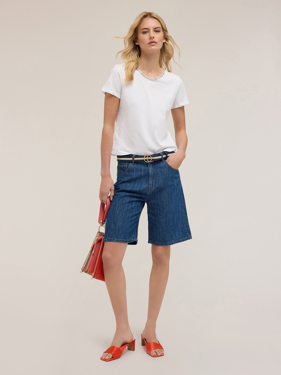 T-shirt con scollatura posteriore e pietre