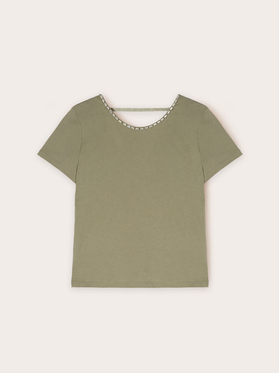 Camiseta con escote en la espalda y piedras