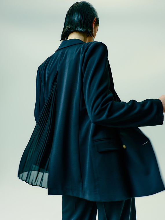 Blazer de abotanadura doble plisado en la parte posterior