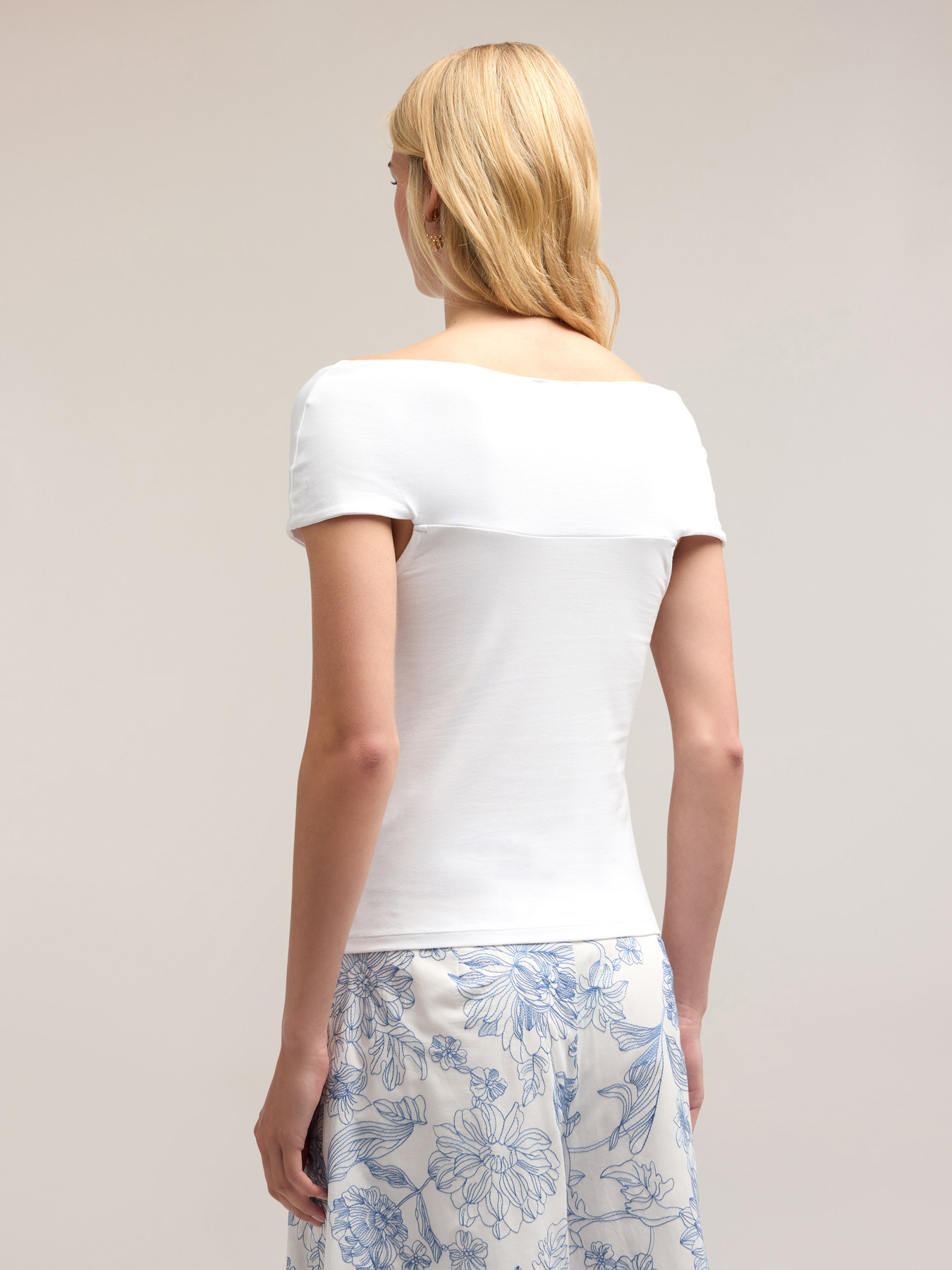 Camiseta con hombros descubiertos image number 1