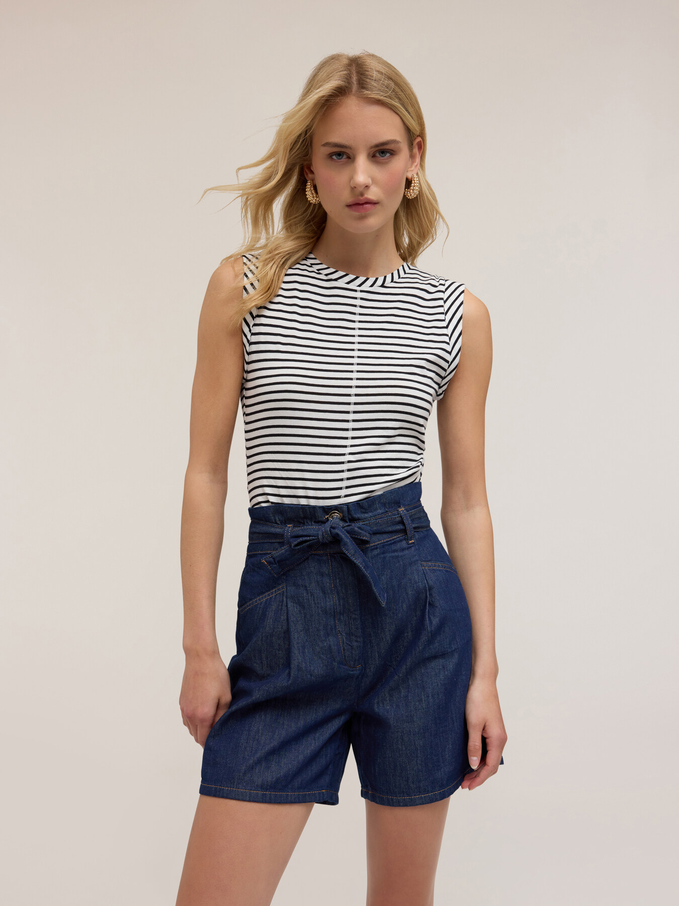 Sleeveless striped top with pleats image number 2