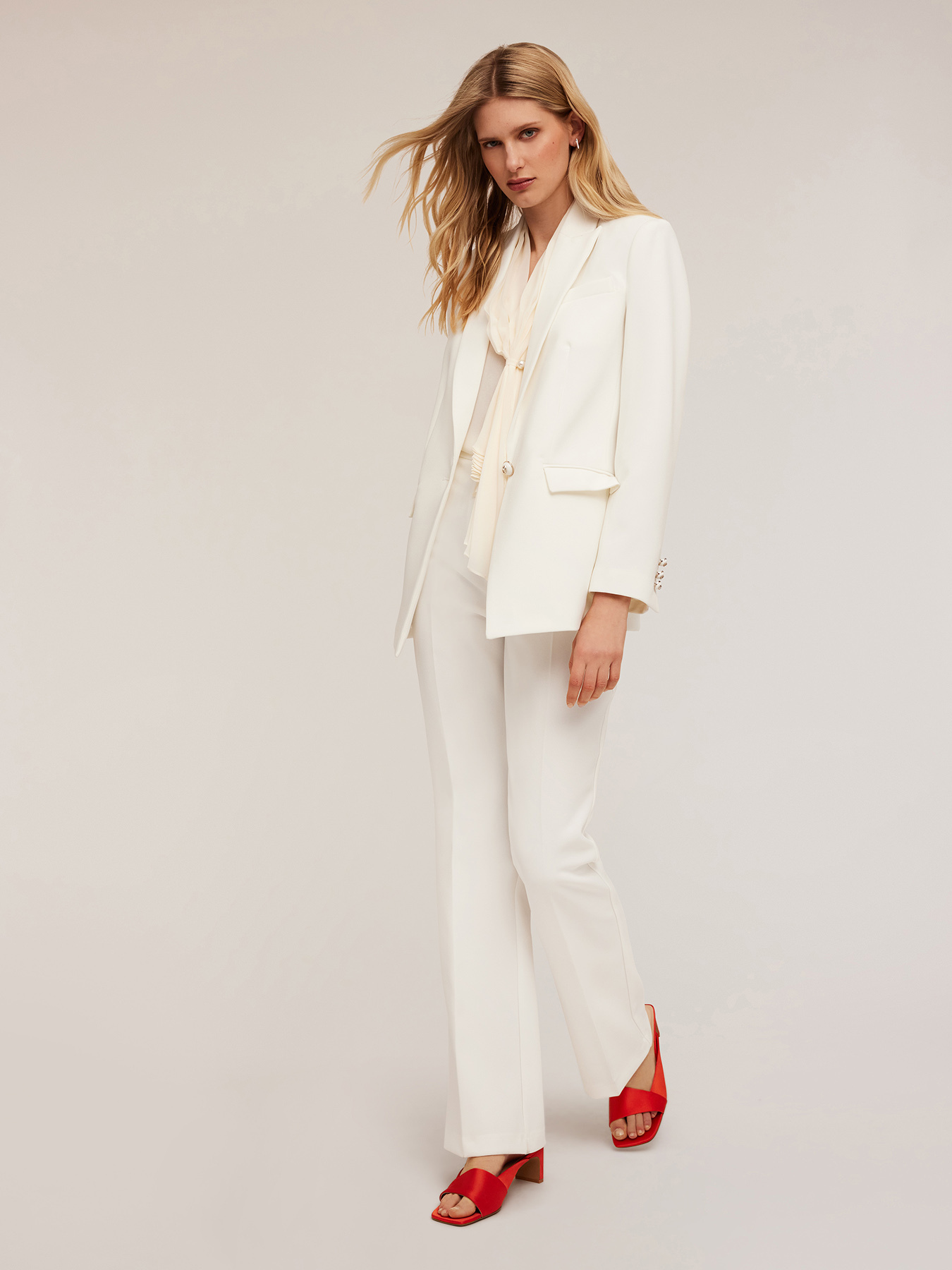 Chaqueta de traje de abotonadura simple en tejido crep&eacute; image number 0