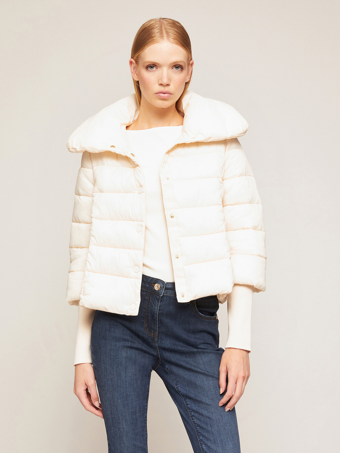 Kurze Lightweight-Daunenjacke mit Strickb&uuml;ndchen image number 0