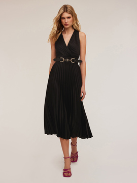 Robe mi-longue pliss&eacute;e avec d&eacute;coupe dans le dos