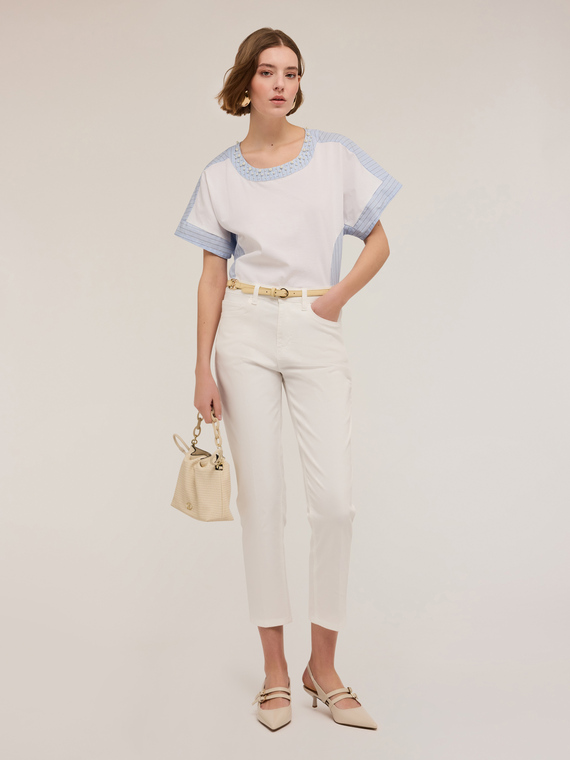 T-shirt bimaterica con ricamo di perle
