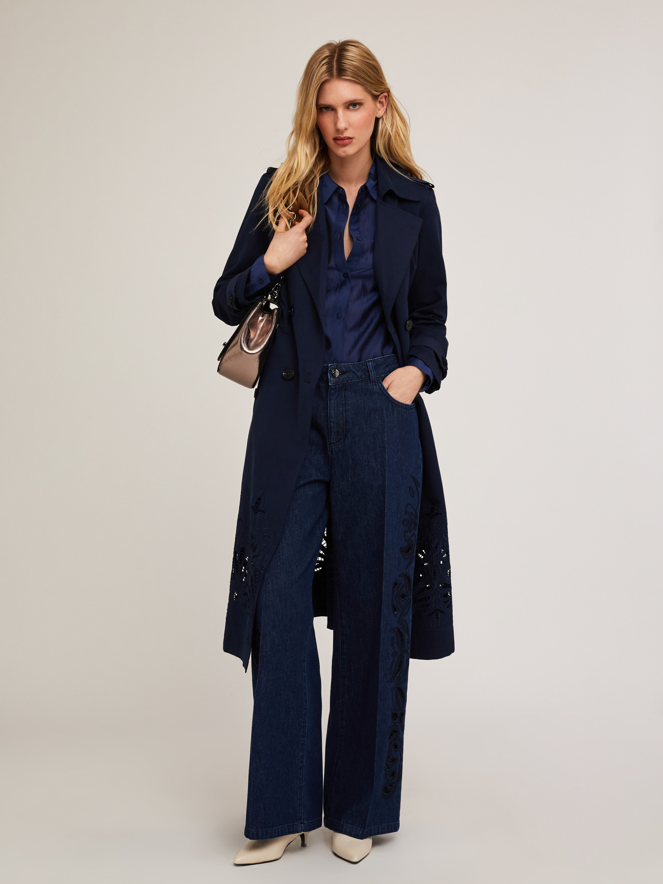 Zweireihiger Trenchcoat aus technischem Gewebe mit Stickerei image number 2