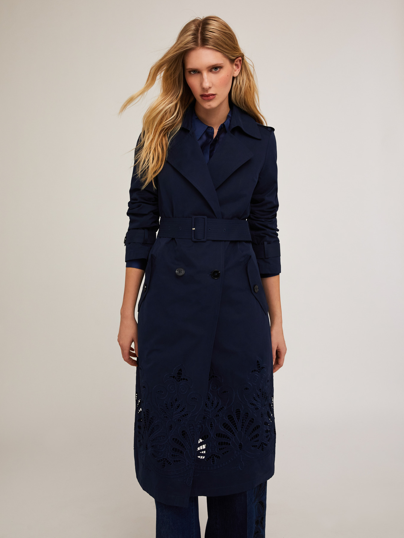 Zweireihiger Trenchcoat aus technischem Gewebe mit Stickerei image number 0