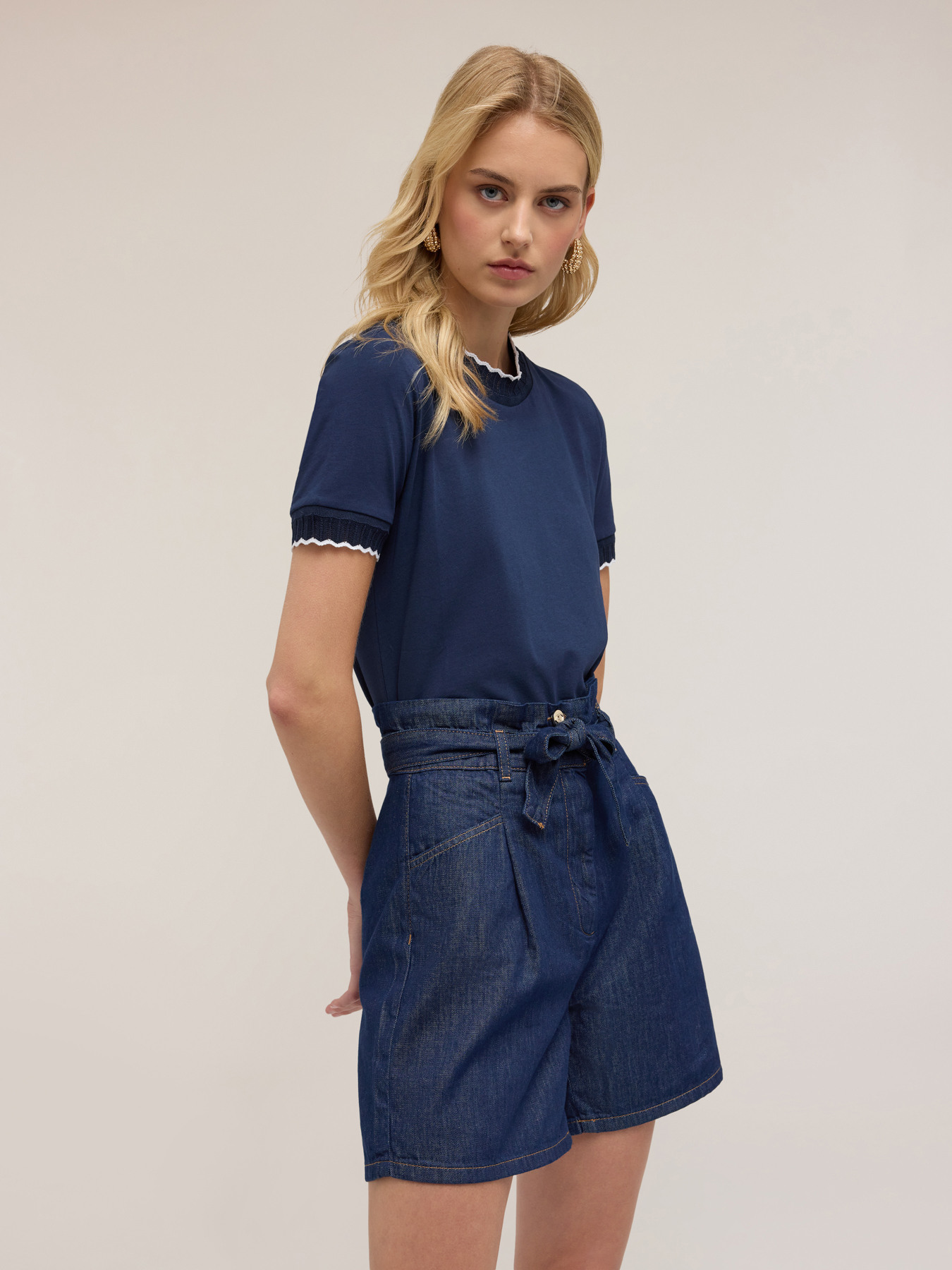 T-shirt con bordi in maglia image number 2